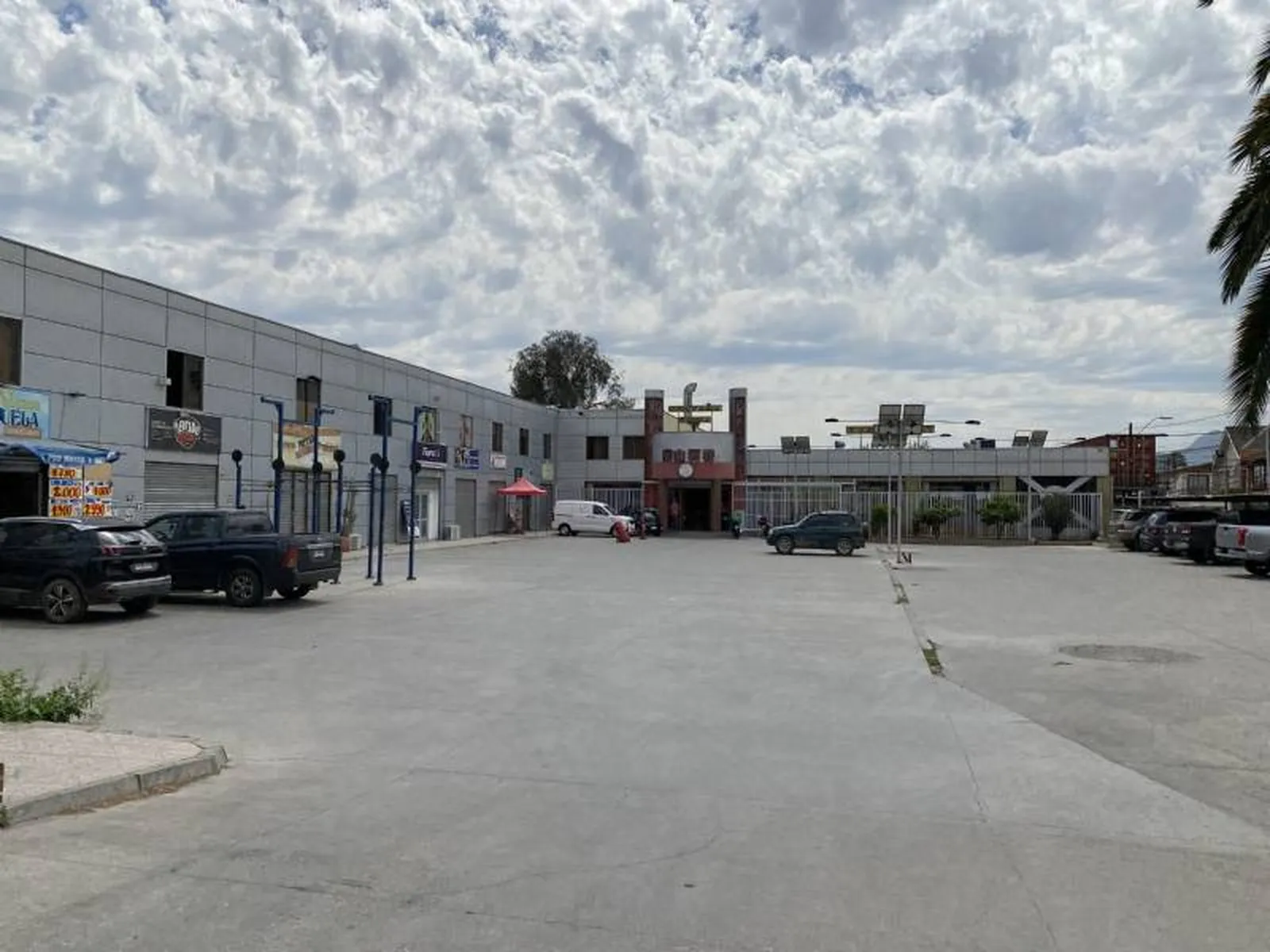 Strip center de 11 locales en Quilicura, Santiago