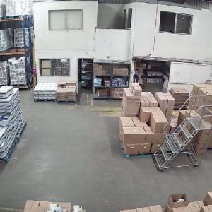Bodega con oficinas y estacionamientos cerca de metro el bosque, santiago