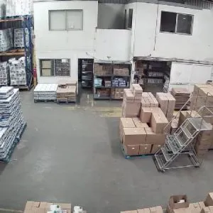 Bodega con oficinas y estacionamientos cerca de metro el bosque, santiago