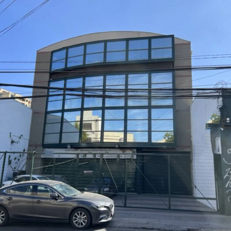 Bodega y local con oficinas en barrio patronato recoleta, santiago