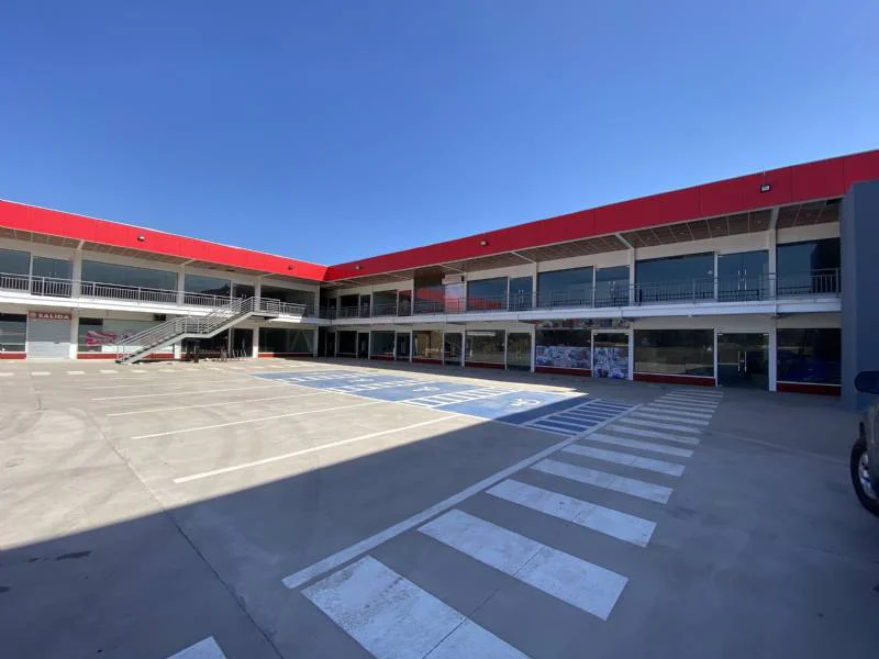 Potente Stripcenter con 26 locales arrendados en Lampa, Santiago