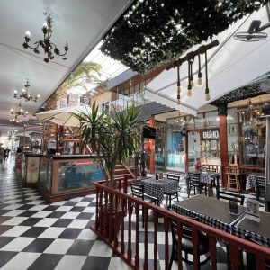 Galería comercial con 100 locales arrendados en Providencia, Santiago
