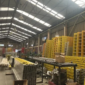 Arriendo de excelente propiedad industrial en calle marathon. Macul, Santiago.
