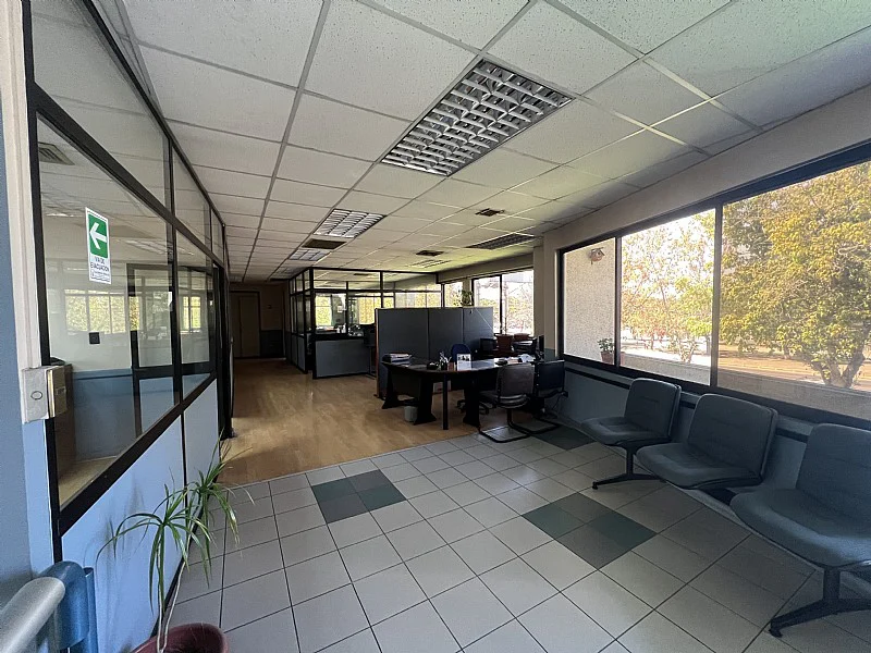 Arriendo de excelente propiedad industrial en calle marathon. Macul, Santiago. - Imagen 12