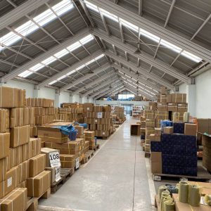 Bodega con oficinas y local en perfecto estado en Quinta Normal, Santiago